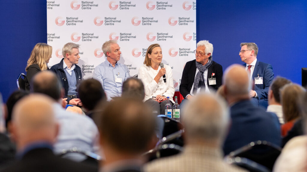 Panelistas en el evento de lanzamiento de NGC. De izquierda a derecha: Dra. Charlotte Adams, directora ejecutiva de NGC, Michael MacKenzie, subdirector del Departamento de Economía de Irlanda del Norte, Dr. Jim Gillon, director de servicios – Energía y Diseño, Gateshead Council, Augusta Grand, director ejecutivo de Eden Geothermal, Dr. Ralph Baasch, director de proyectos de Innovative Energie für Pulllach GmbH, y Nigel Lees, presidente de la junta directiva de NGC.