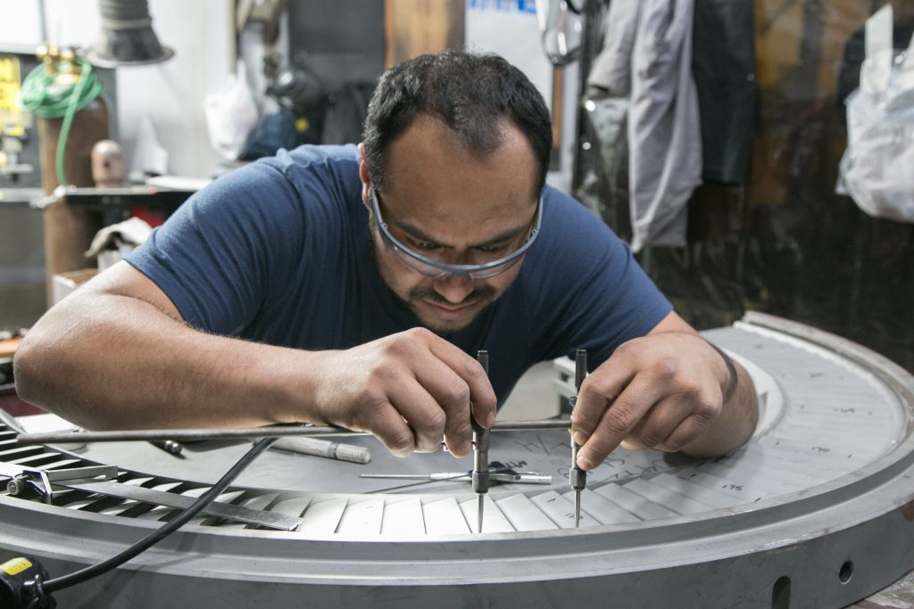 Inspección del diafragma de la turbina de vapor después de la reparación de la soldadura (fuente: EthosEnergy)